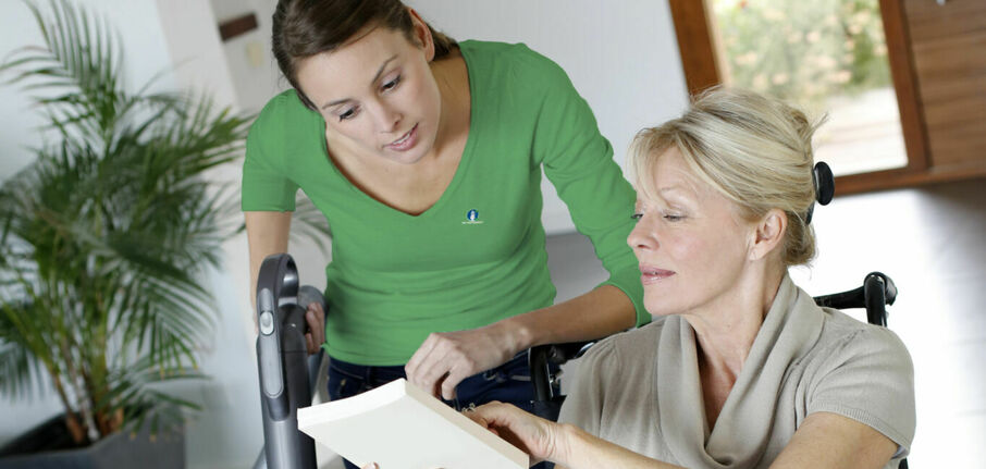 Vrouw met logo shirt