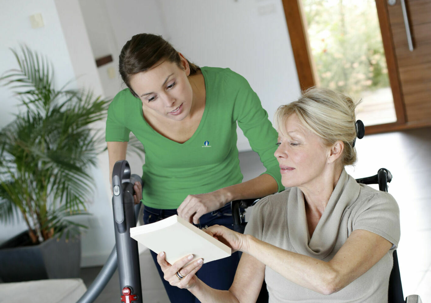 Vrouw met logo shirt