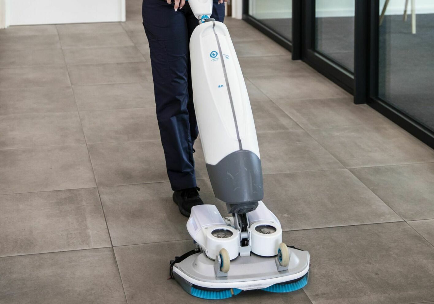 Schoonmaakster met I mop portrait 2