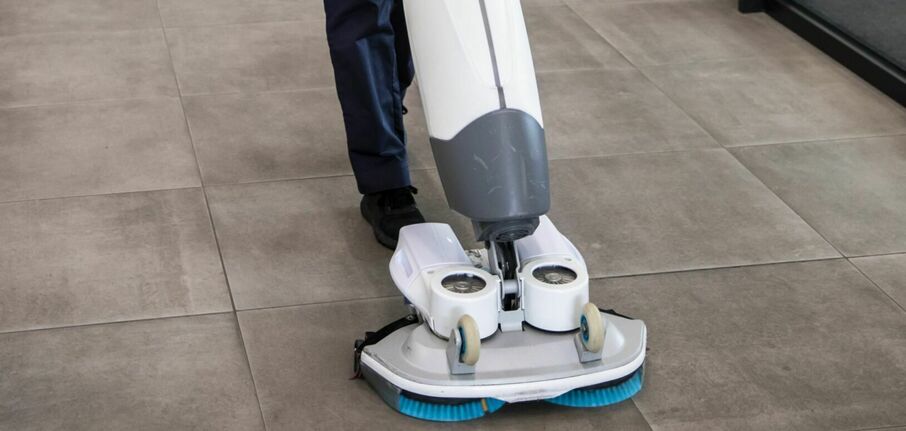 Schoonmaakster met I mop portrait 2