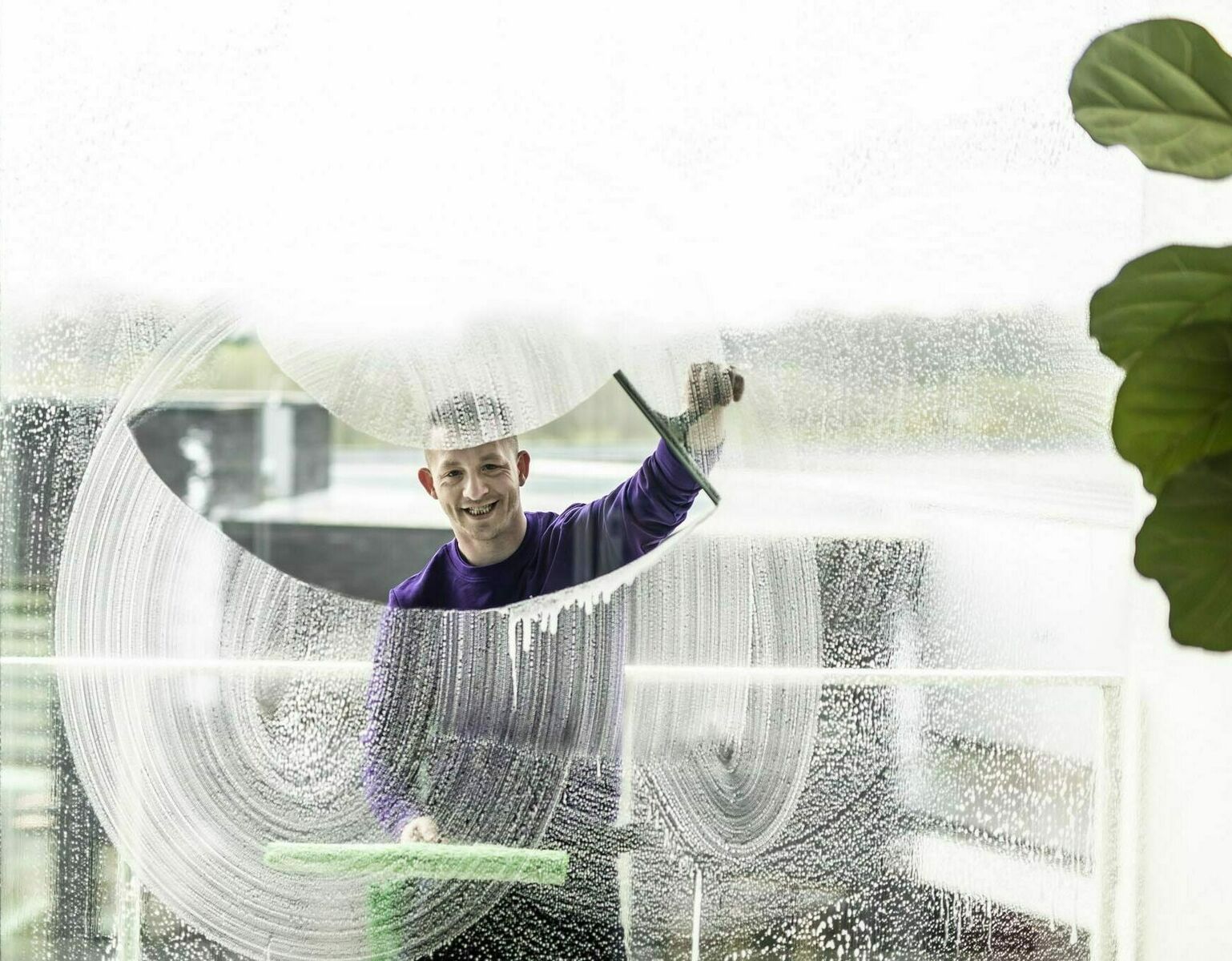 Glazenwasser Glowi smile in schuim landscape