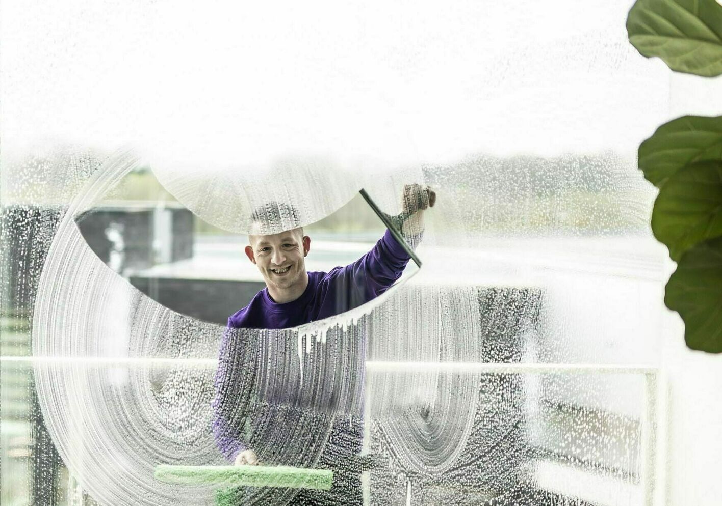 Glazenwasser Glowi smile in schuim landscape