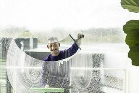 Glazenwasser Glowi smile in schuim landscape