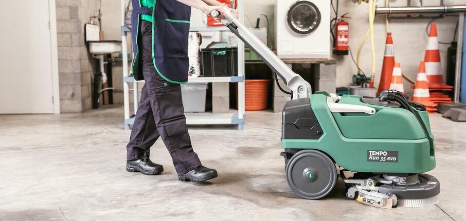 Vrouw rijdt met schropzuig automaat 2021