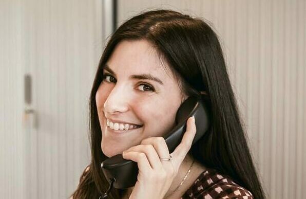 Vrouw praat aan de telefoon 3 2021