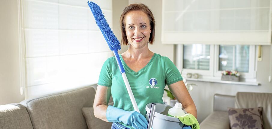 Liesbeth houd een emmer en een dweil in haar handen 2019