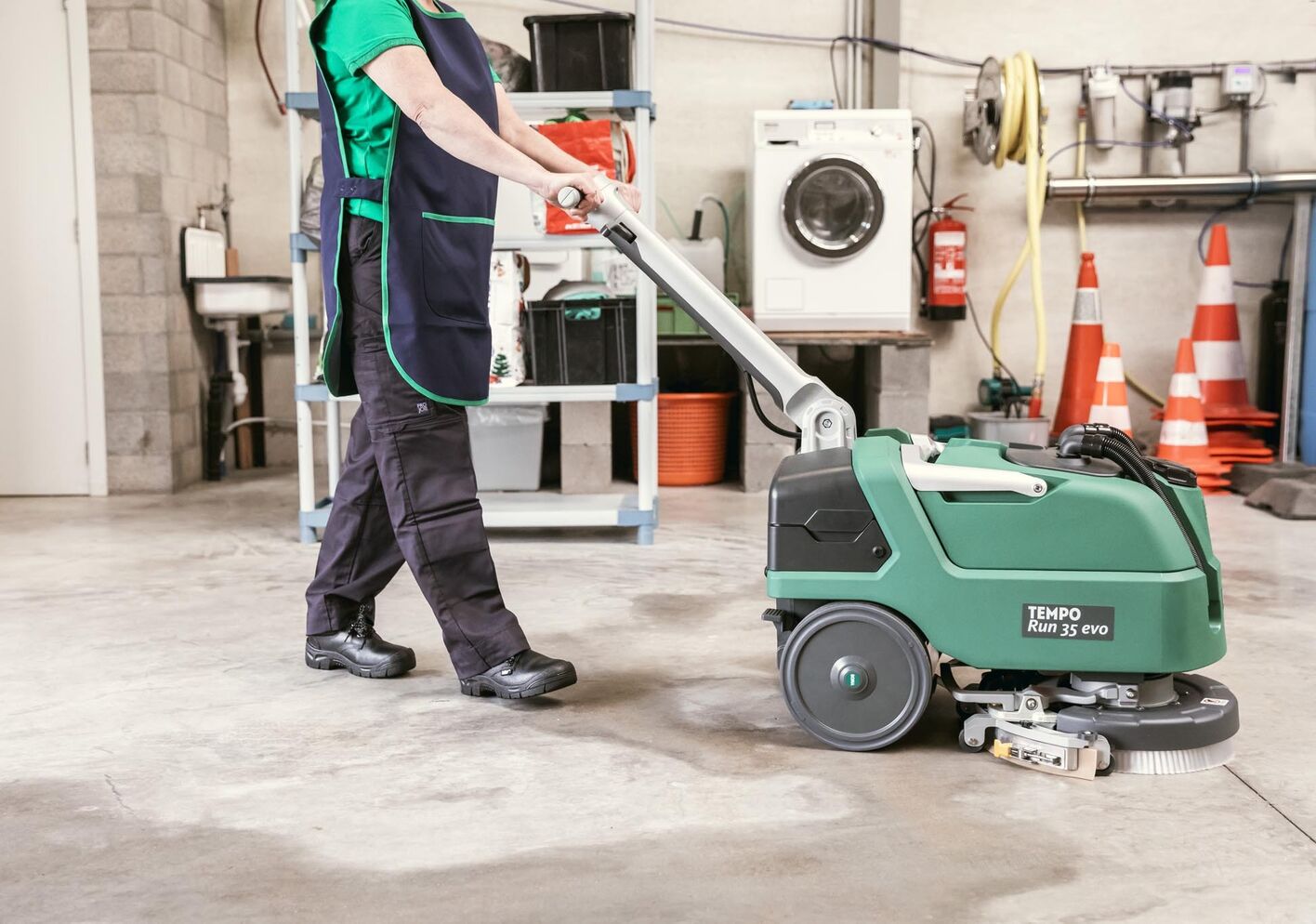 Vrouw rijdt met schropzuig automaat 2021
