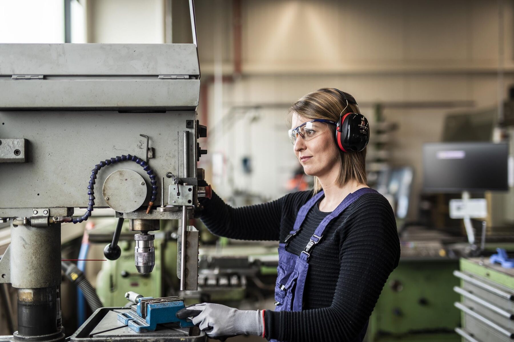 Arbeidster aan draaibank wegkijkend landscape