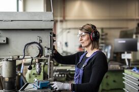 Arbeidster aan draaibank wegkijkend landscape