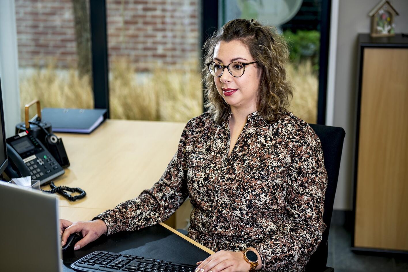 Vrouw zoekt iets op haar laptop 2020