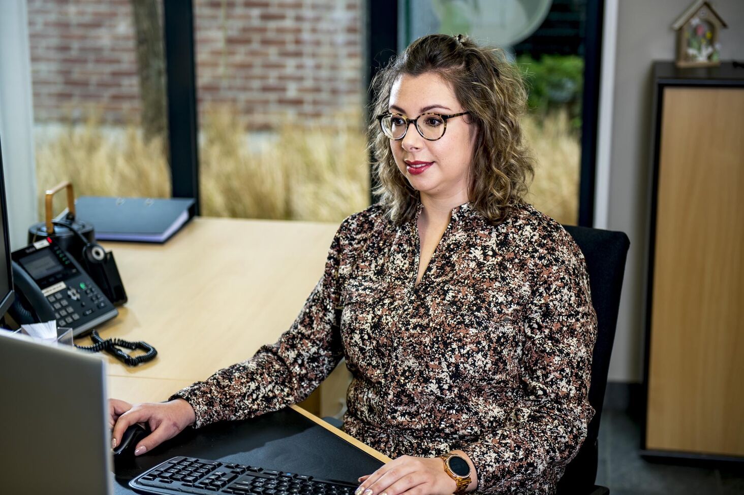 Vrouw zoekt iets op haar laptop 2020